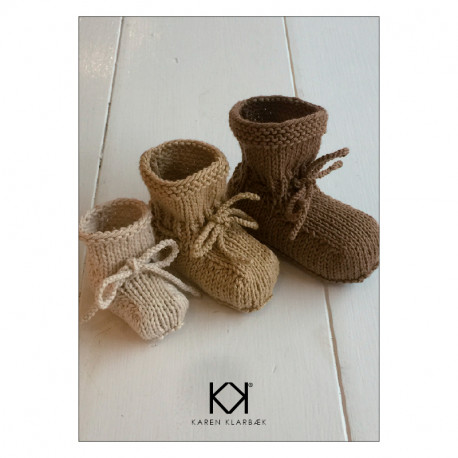 Opskrift på glatstrikket babysko (tre størrelser) - Farvetryk i postkortstørrelse