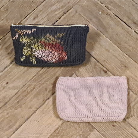 Strikket pung til maskebroderi af rose - e-opskrift