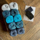 8/4: Kludekit blå, grå og multifarvet (2. sortering + restgarn) 10 nøgler + opskrift på strikket tofarvet klud