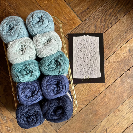 8/4: Håndklædekit i blålige farver (2. sortering + restgarn) 10 nøgler + opskrift på Strikket Gæstehåndklæde i hulmønster