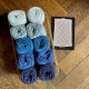 8/4: Baby blue, cobolt, porcelains blå (2. sortering + restgarn) 10 nøgler + opskrift på Strikket Gæstehåndklæde i hulmønster