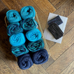 8/4: Multifarvet + blå farver I (2. sortering + restgarn) 10 nøgler + opskrift på strikket tofarvet klud