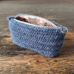 JEANS BLUE/BLÅ SKYGGE: Håndlavet kosmetikpung med blomstret foer - 09