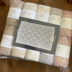 8/4: Strikket håndklæde-kit (KK 2. sortering) + Opskrift på strikket Gæstehåndklæde i hulmønster - tryk