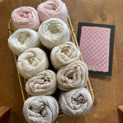 8/4: Kit med strikket gæstehåndklæde (KK 2. sortering) + Opskrift på strikket gæstehåndklæde med bladmønster- tryk