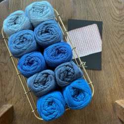 8/4: Blå kit (KK 2. sortering+Bunny Yarn) + Opskrift på strikket klud i halvpatent - tryk