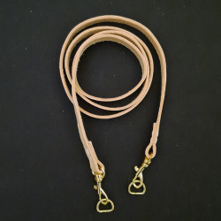 1 læderrem incl. 2 karabinhager og 2 D-ringe, 1 cm x ca. 113-117 cm