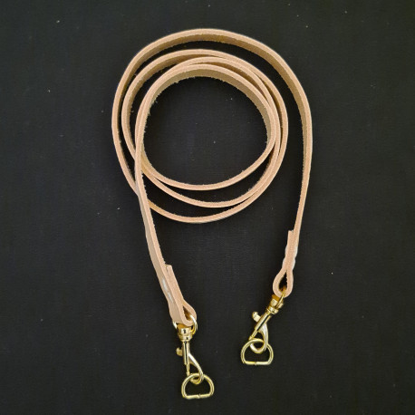 1 læderrem incl. 2 karabinhager og 2 D-ringe, 1 cm x ca. 113-117 cm