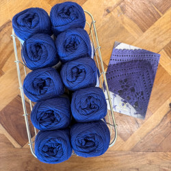 8/4: Porcelain Blue (KK 2. sortering) 10 nøgler + opskrift på hæklet, blå serviet