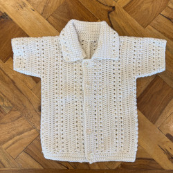 Hæklet, gennemknappet BabyPolo i 4 str.- 8/4 - e-opskrift