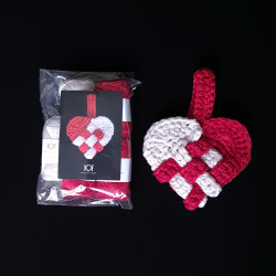 Kit til stort, flettet julehjerte i Recycled Bottle Yarn